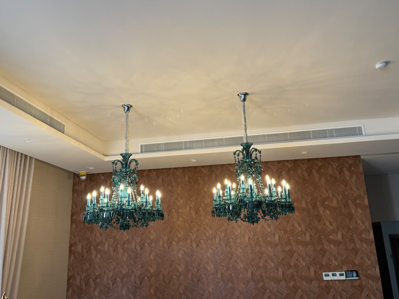 Dual & Twin Chandelier Installation in Dubai: Symmetrical Spacing, Master/Slave Dimming, False Ceiling Anchoring, and Cost Guide