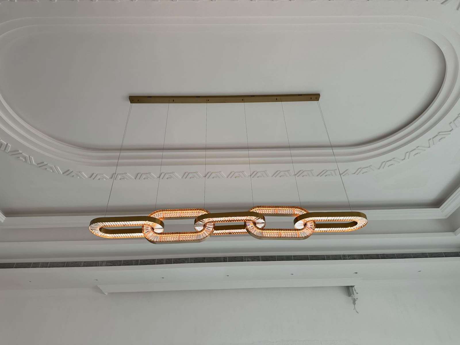 Linear Chandelier Installation in Dubai: Dining Tables, Kitchen Islands, Multi-Cable Leveling, and Cost Guide