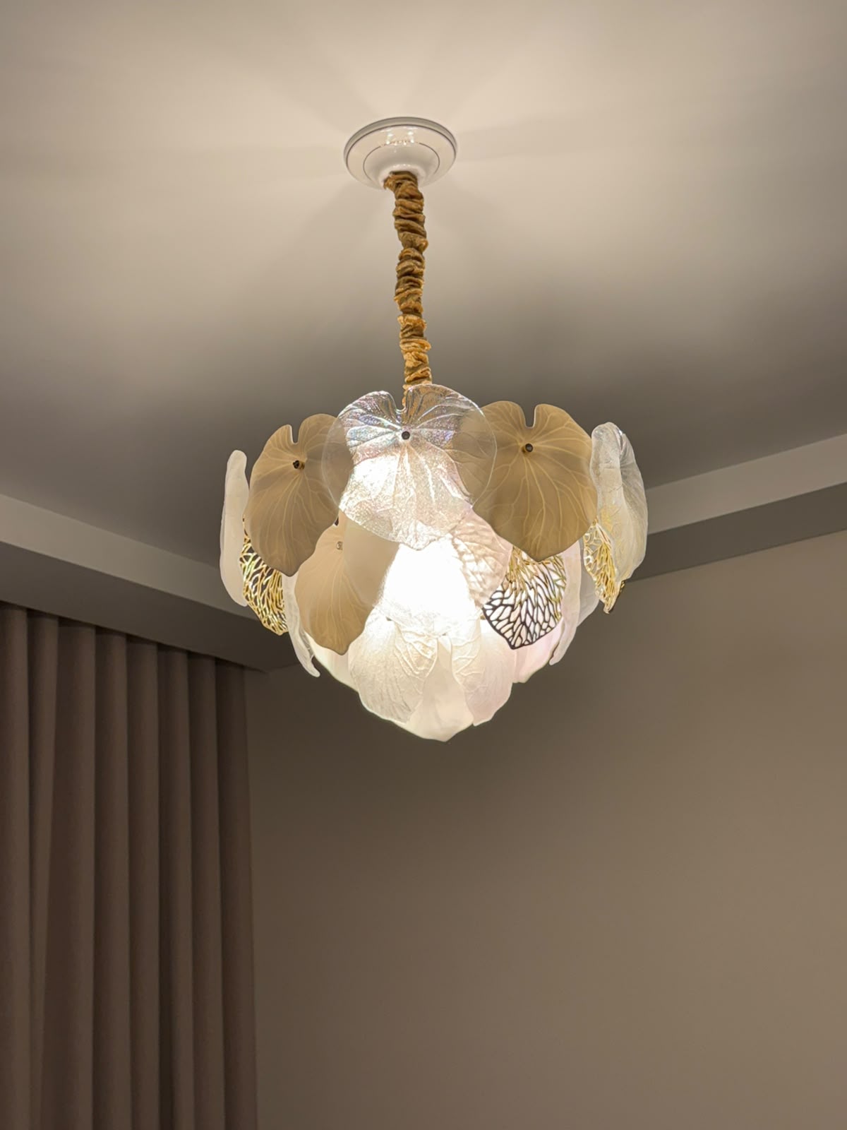 Murano & Art Glass Chandelier Installation in Dubai: Fragile Petal Assembly, Structural Anchoring, and Cost Guide